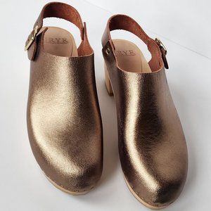 Bryr Suzie Closed Toe, Mid-Heel, in Champagne Metallic, sz 39